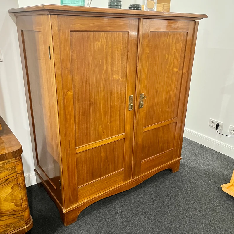 Niedriger Wäscheschrank mit Schubladen ca. 1900 Jahr