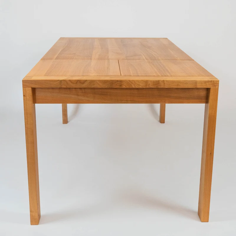 Moderner Esszimmertisch aus Massivholz