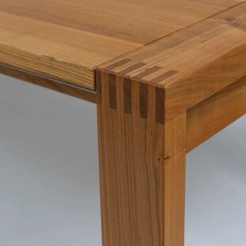Moderner Esszimmertisch aus Massivholz