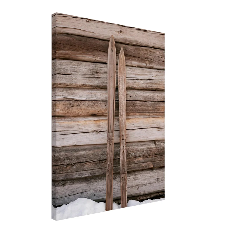 Alte Holzski im Schnee Leinwand