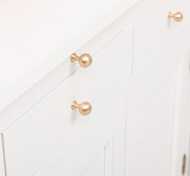 Küchen- und Buffetschrank aus massiver Eiche im Landhausstil in vielen Farben