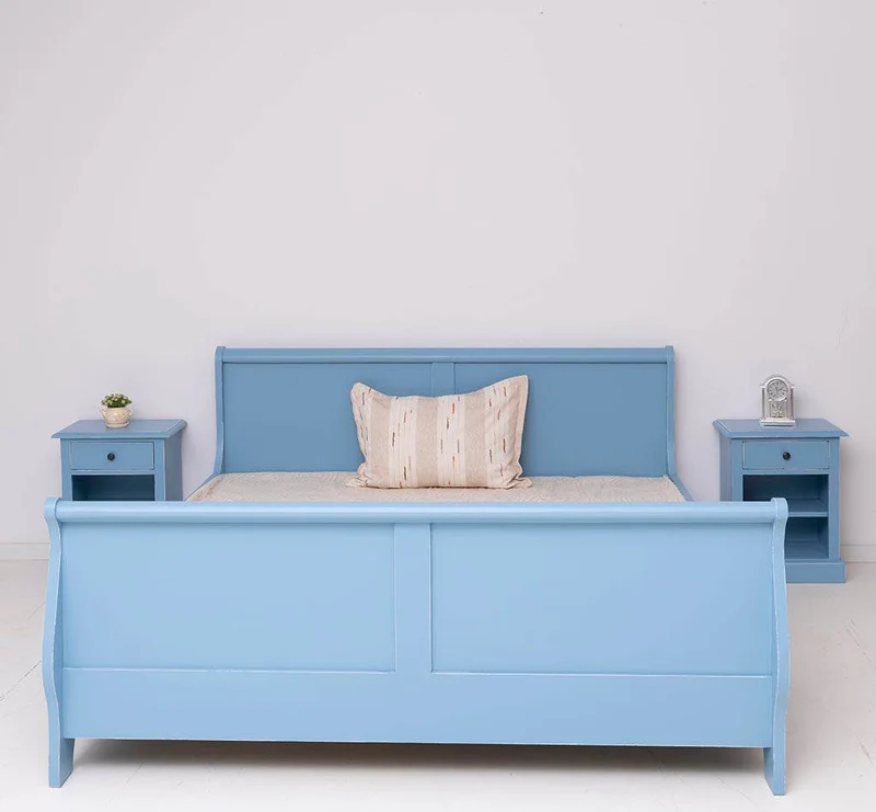Schlafzimmer Set - Stauraumbett aus Massivholz mit geschwungenem Kopf- und Fußteil und zwei Nachttischen