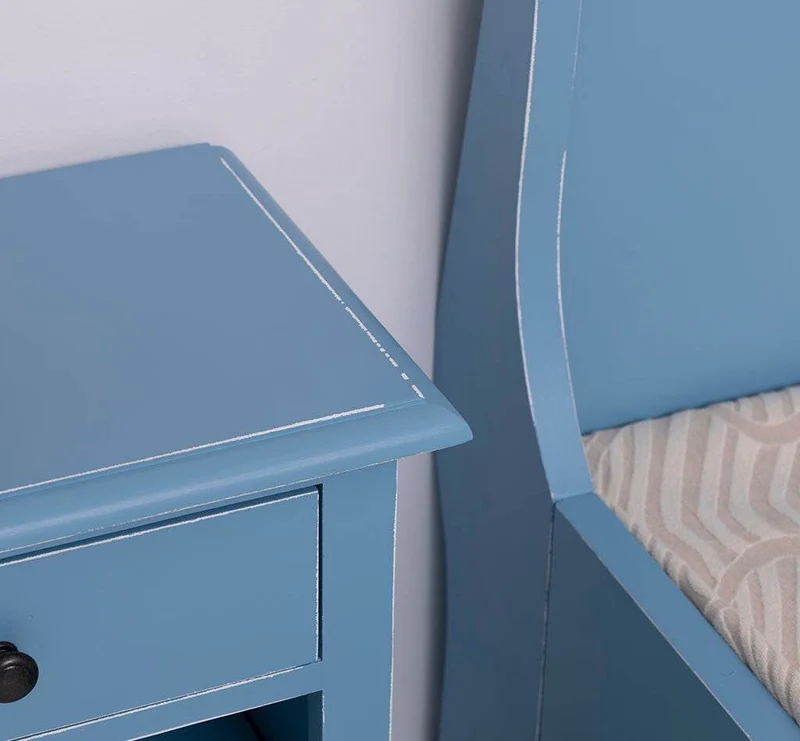Schlafzimmer Set - Stauraumbett aus Massivholz mit geschwungenem Kopf- und Fußteil und zwei Nachttischen