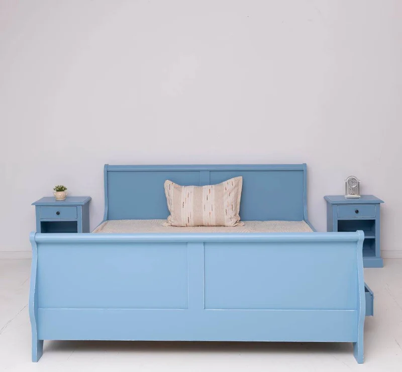 Schlafzimmer Set - Stauraumbett aus Massivholz mit geschwungenem Kopf- und Fußteil und zwei Nachttischen