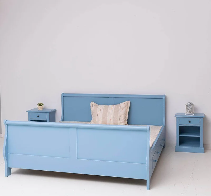 Schlafzimmer Set - Stauraumbett aus Massivholz mit geschwungenem Kopf- und Fußteil und zwei Nachttischen