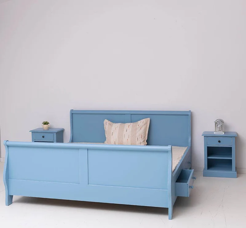 Schlafzimmer Set - Stauraumbett aus Massivholz mit geschwungenem Kopf- und Fußteil und zwei Nachttischen