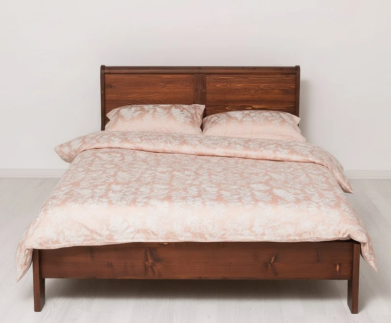Landhausbett aus Massivholz | Klassisches Vollholzbett mit geschwungenem Kopfteil