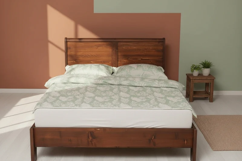 Landhausbett aus Massivholz | Klassisches Vollholzbett mit geschwungenem Kopfteil