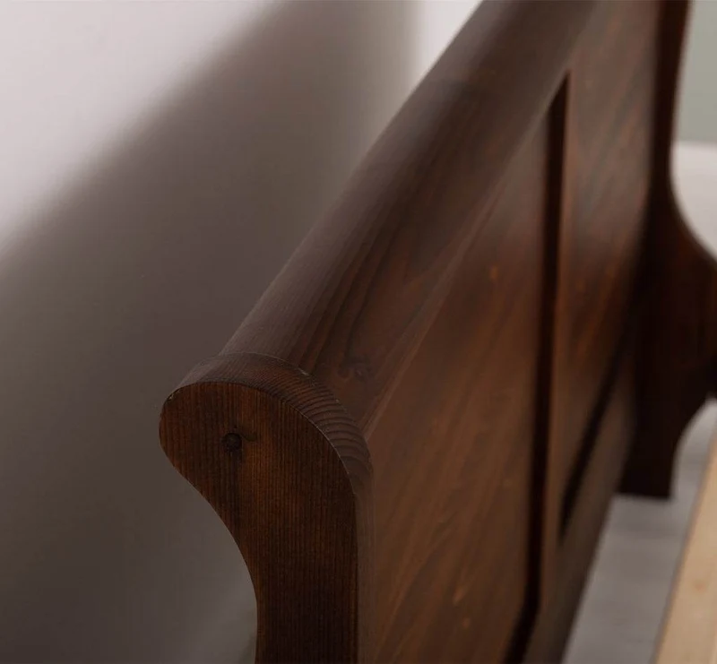 Landhausbett aus Massivholz | Klassisches Vollholzbett mit geschwungenem Kopfteil