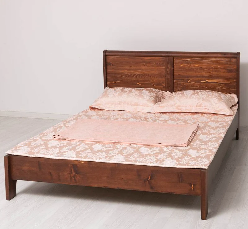 Landhausbett aus Massivholz | Klassisches Vollholzbett mit geschwungenem Kopfteil