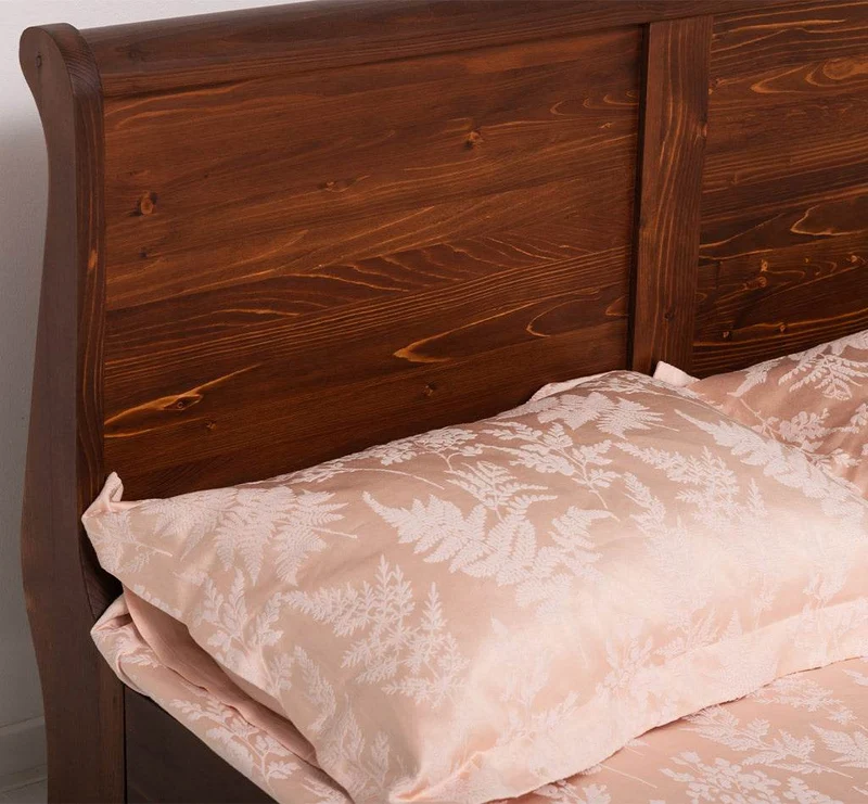 Landhausbett aus Massivholz | Klassisches Vollholzbett mit geschwungenem Kopfteil