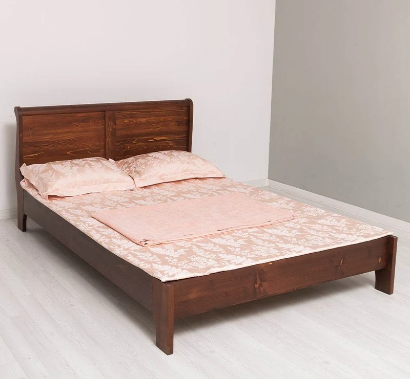 Landhausbett aus Massivholz | Klassisches Vollholzbett mit geschwungenem Kopfteil