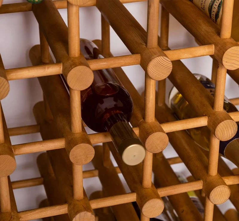 Großes Weinregal aus Massivholz mit Platz für 102 Flaschen
