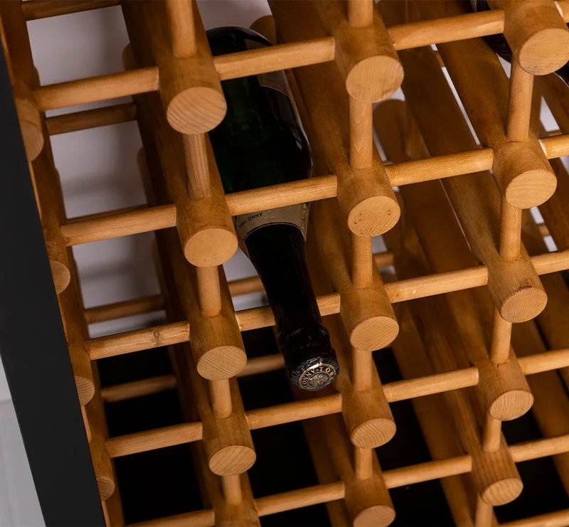 Großes Weinregal aus Massivholz mit Platz für 102 Flaschen