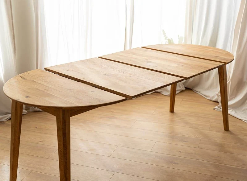 Minimalistische Essgruppe aus massiver Eiche | Runder Ausziehtisch Orbetello + 4x Polsterstuhl Leon