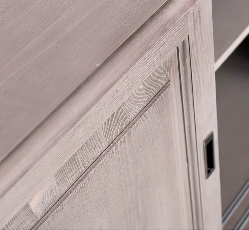 Großes Massivholz- Sideboard mit drei Schiebetüren - Lowboard