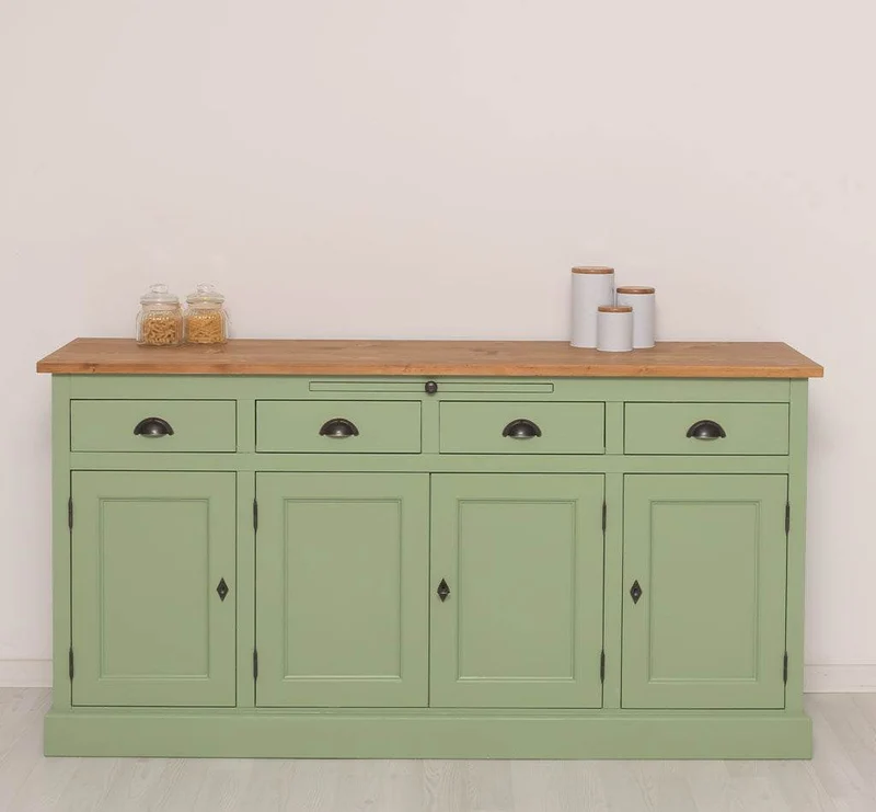 Viertüriges Sideboard aus Massivholz im Landhausstil