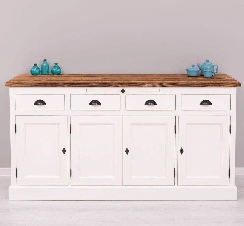 Viertüriges Sideboard aus Massivholz im Landhausstil