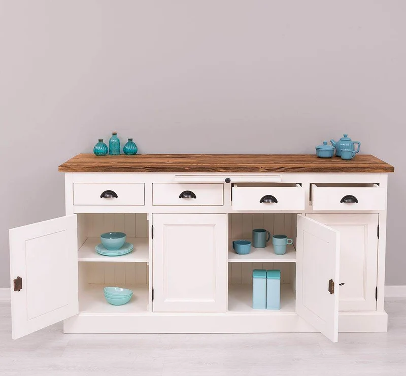 Viertüriges Sideboard aus Massivholz im Landhausstil
