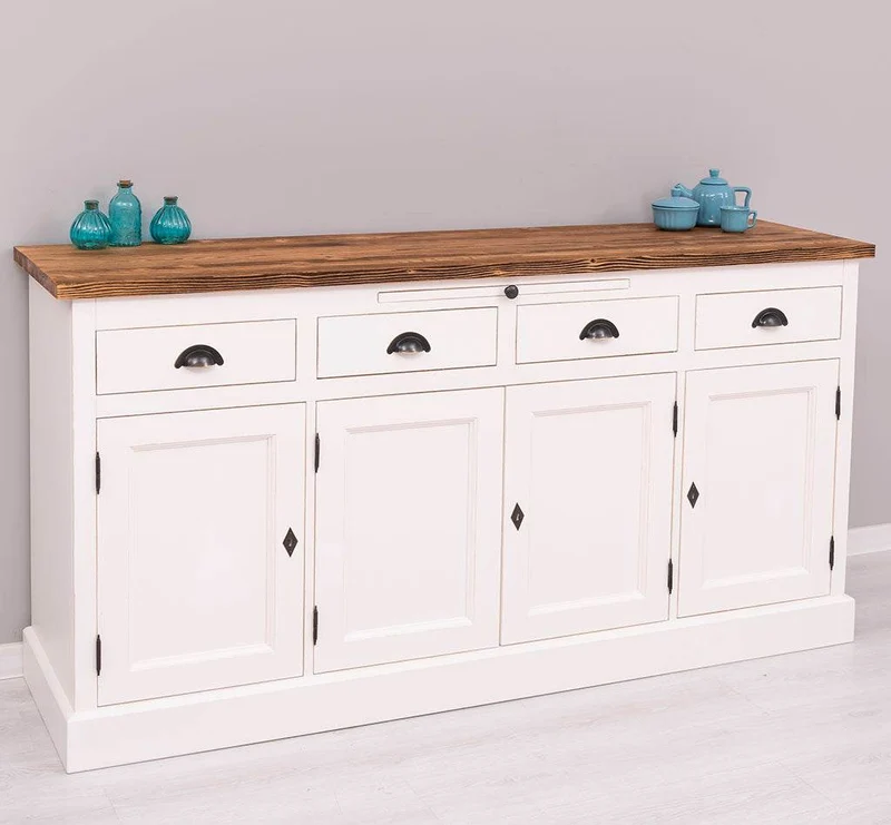 Viertüriges Sideboard aus Massivholz im Landhausstil