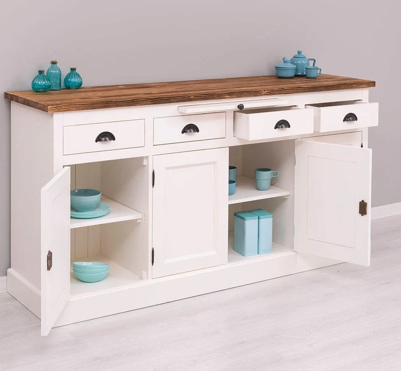 Viertüriges Sideboard aus Massivholz im Landhausstil