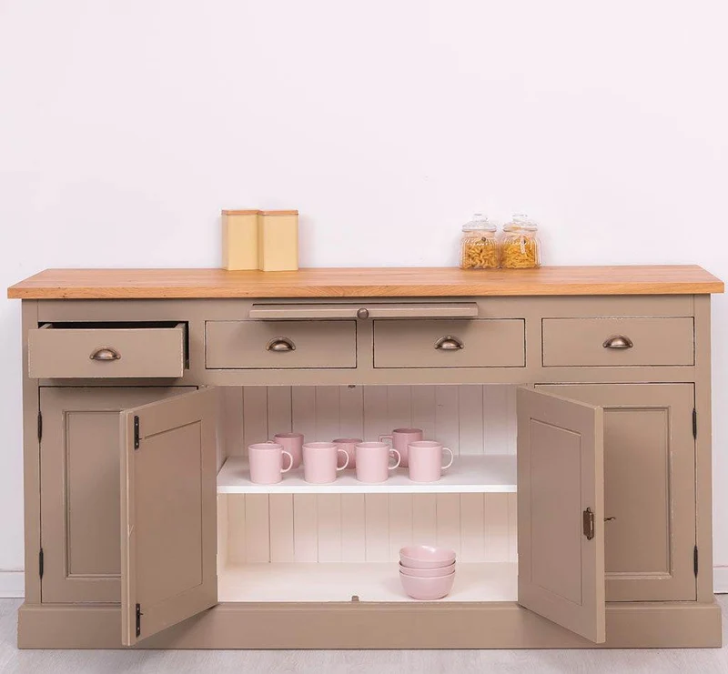 Viertüriges Sideboard aus Massivholz im Landhausstil