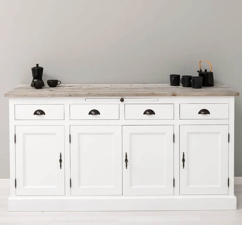 Viertüriges Sideboard aus Massivholz im Landhausstil