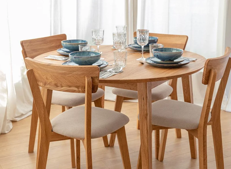 Esszimmerstuhl aus Massivholz | Minimalistischer Eichenstuhl Leon mit Rückenlehne und gepolstertem Sitz in Beige