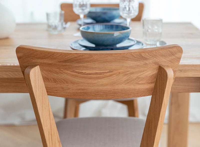 Esszimmerstuhl aus Massivholz | Minimalistischer Eichenstuhl Leon mit Rückenlehne und gepolstertem Sitz in Beige