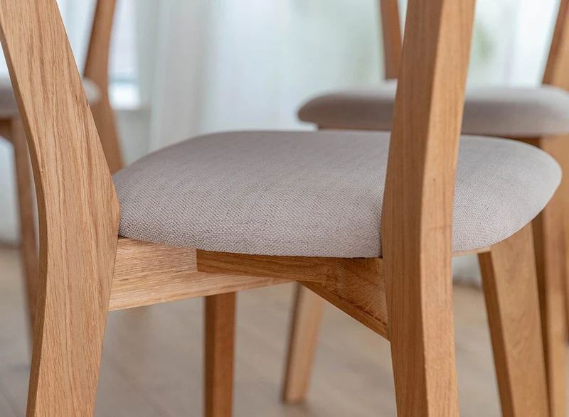 Esszimmerstuhl aus Massivholz | Minimalistischer Eichenstuhl Leon mit Rückenlehne und gepolstertem Sitz in Beige