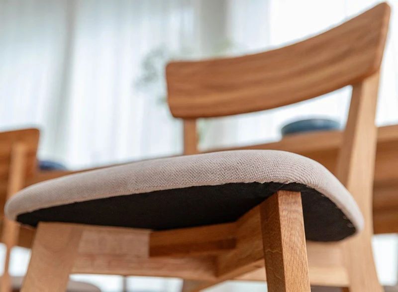 Esszimmerstuhl aus Massivholz | Minimalistischer Eichenstuhl Leon mit Rückenlehne und gepolstertem Sitz in Beige
