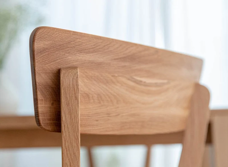 Esszimmerstuhl aus Massivholz | Minimalistischer Eichenstuhl Leon mit Rückenlehne