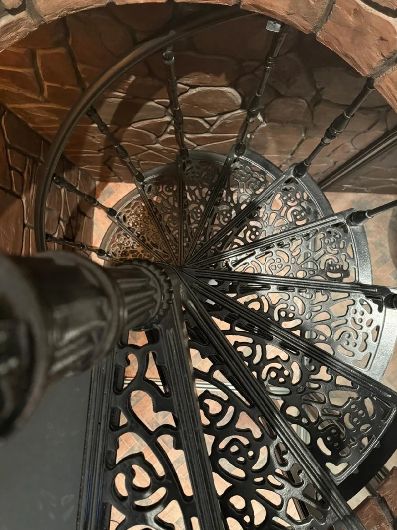 Casa Padrino Gusseisen Wendeltreppe Weiß Ø 133 x H. 304 cm - Rustikale Spiraltreppe mit 15 Stufen - Massive Gusseisen Treppe