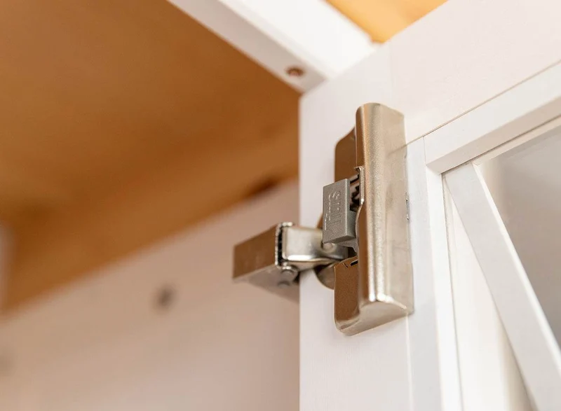 Schmale Vitrine aus Massivholz | Wohnzimmerschrank Marone Elite mit zwei Schubladen