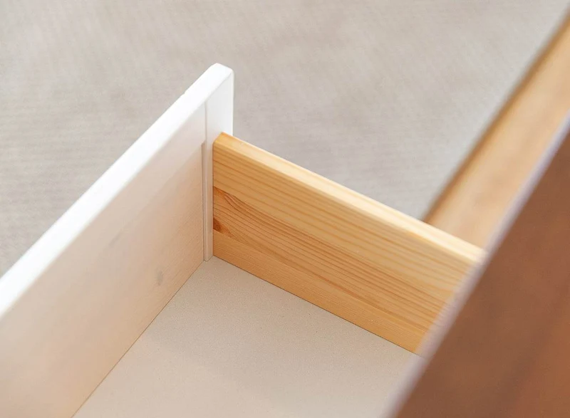 Kleines Sideboard aus Massivholz | Dreitürige Wohnzimmerkommode Marone Elite Tabacco mit drei Schubladen