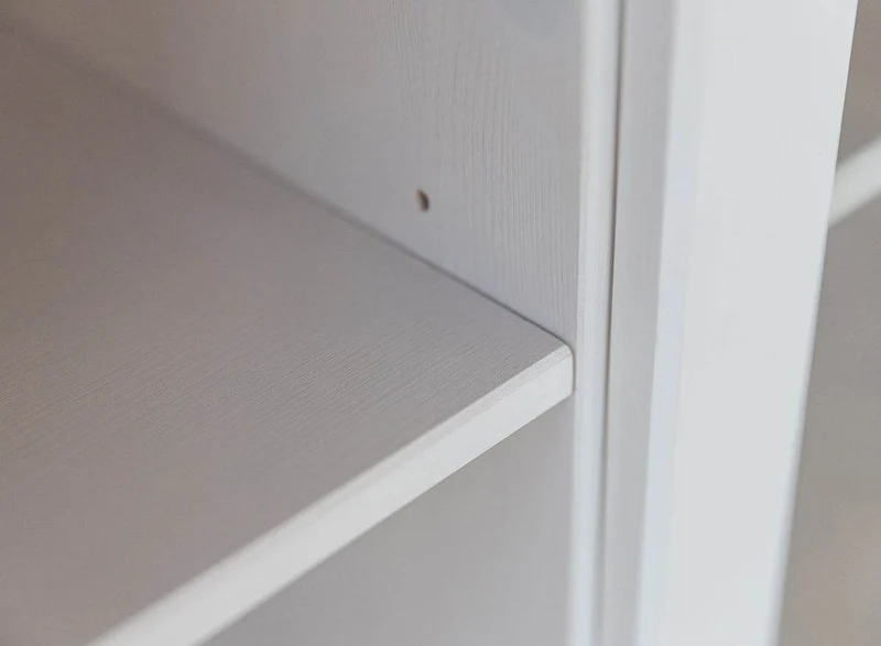 Kleine Vitrine aus Massivholz | Wohnzimmerschrank Marone Elite Tabacco mit zwei Schubladen