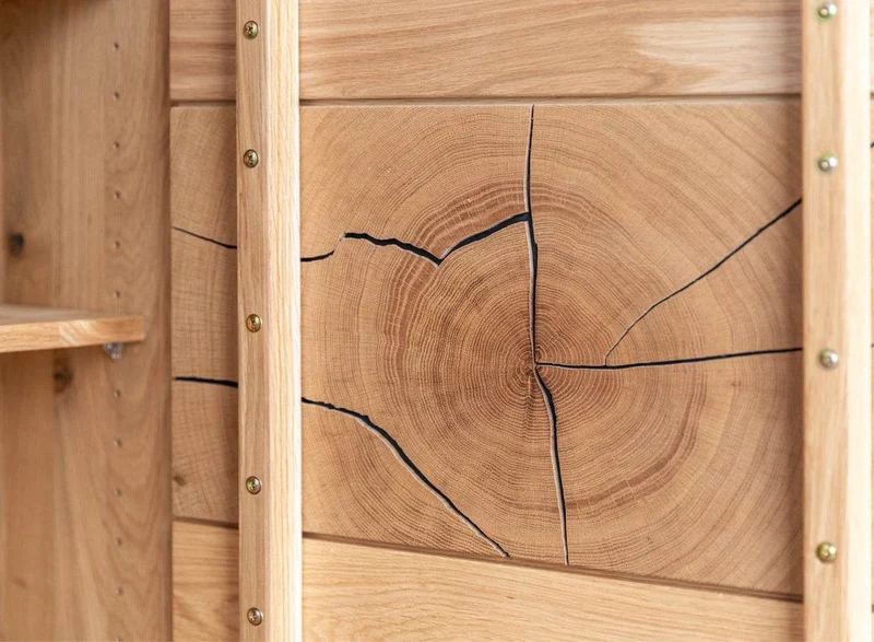 Beleuchtetes Sideboard aus massiver Eiche und Glas | Kommode Tirano IV mit Rückwand in grober Holzstruktur
