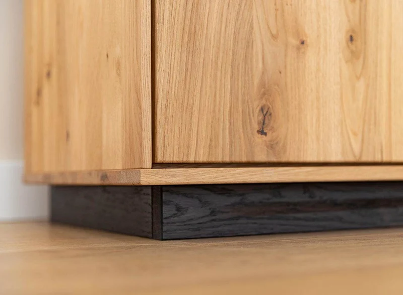 Beleuchtetes Sideboard aus massiver Eiche und Glas | Kommode Tirano IV mit Rückwand in grober Holzstruktur