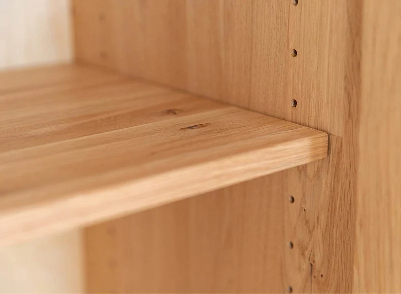 Beleuchtetes Sideboard aus massiver Eiche und Glas | Kommode Tirano IV mit Rückwand in grober Holzstruktur