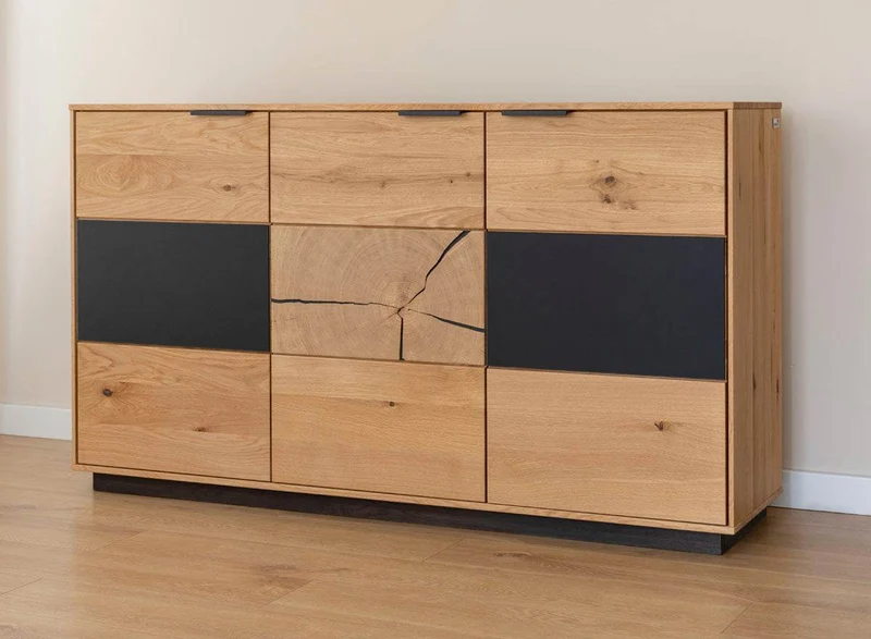 Beleuchtetes Sideboard aus massiver Eiche und Glas | Kommode Tirano IV mit Rückwand in grober Holzstruktur