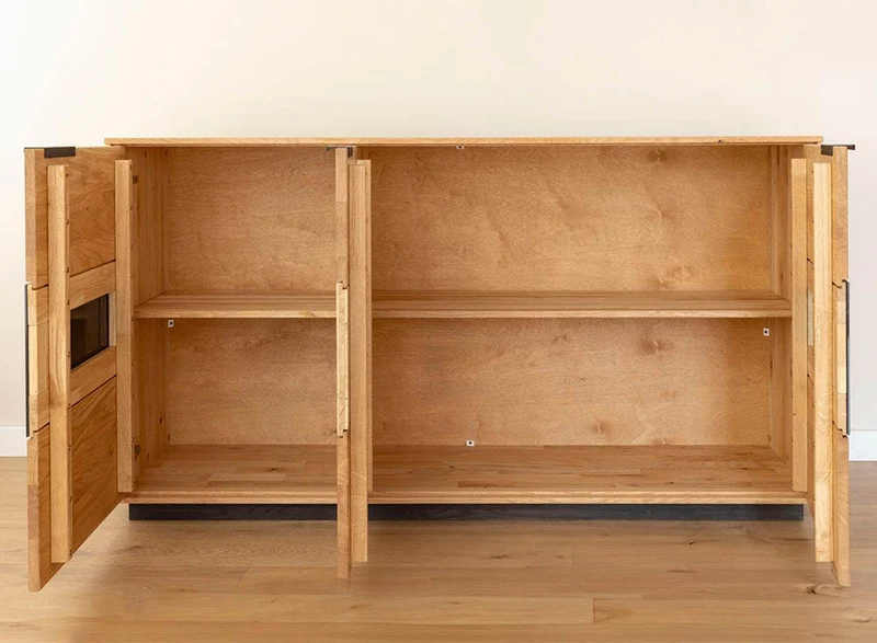 Beleuchtetes Sideboard aus massiver Eiche und Glas | Kommode Tirano IV mit Rückwand in grober Holzstruktur