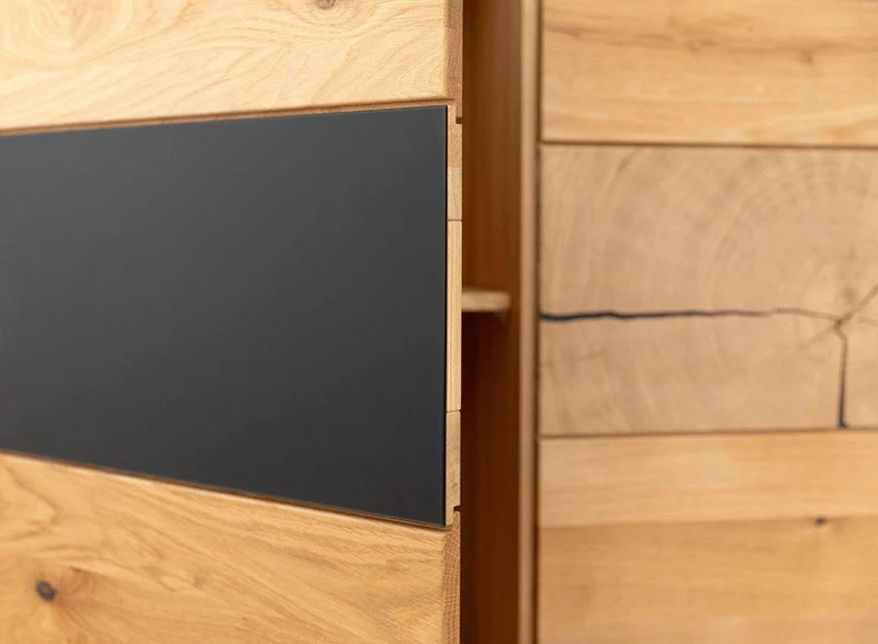 Beleuchtetes Sideboard aus massiver Eiche und Glas | Kommode Tirano IV mit Rückwand in grober Holzstruktur