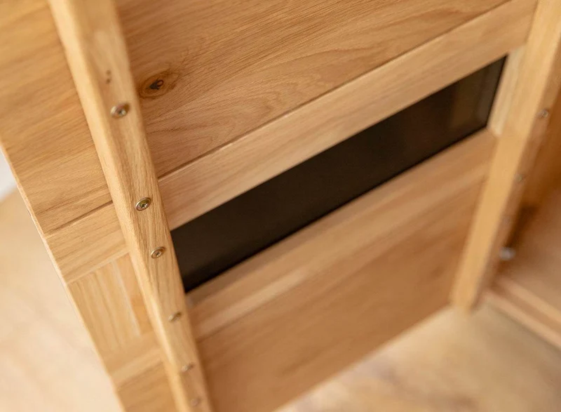 Beleuchtetes Sideboard aus massiver Eiche und Glas | Kommode Tirano IV mit Rückwand in grober Holzstruktur