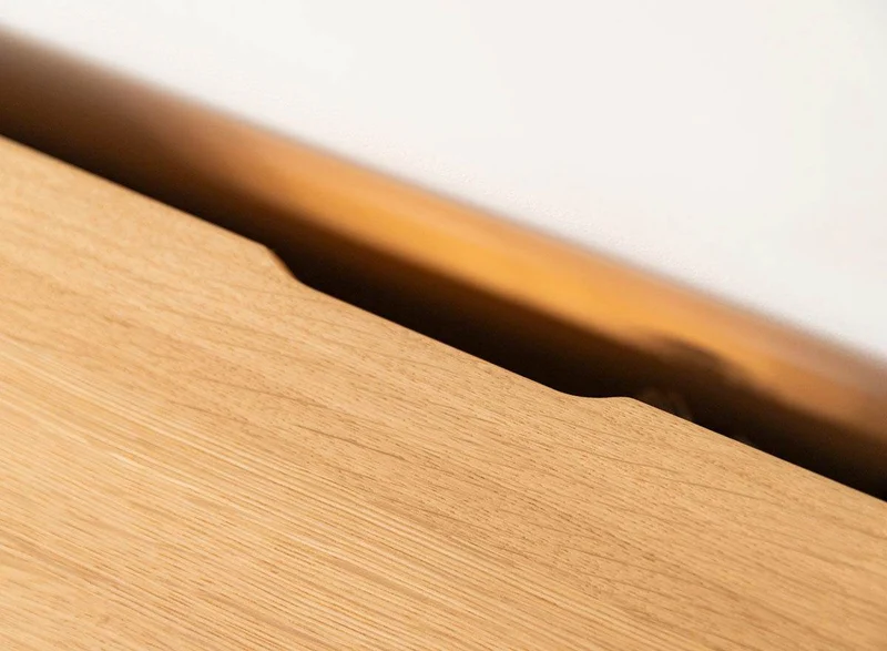 Beleuchtete Hängekommode aus massiver Eiche und Glas | TV-Board Tirano IV mit Schaukasten und grober Holzstruktur