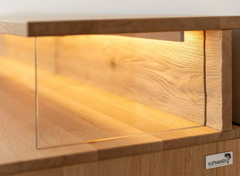 Beleuchtete Hängekommode aus massiver Eiche und Glas | TV-Board Tirano IV mit Schaukasten und grober Holzstruktur