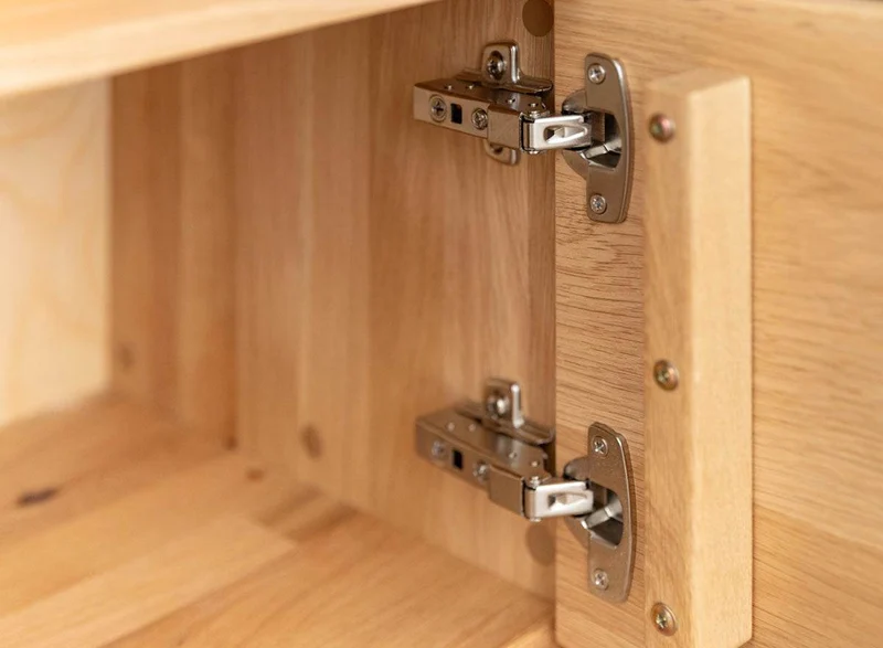 Beleuchtete Hängekommode aus massiver Eiche und Glas | TV-Board Tirano IV mit Schaukasten und grober Holzstruktur