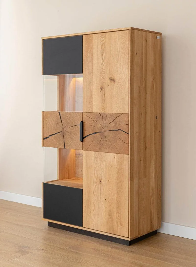 Beleuchtete Standvitrine aus massiver Eiche und Glas | Wohnzimmerschrank Tirano IV mit Rückwand in grober Holzstruktur