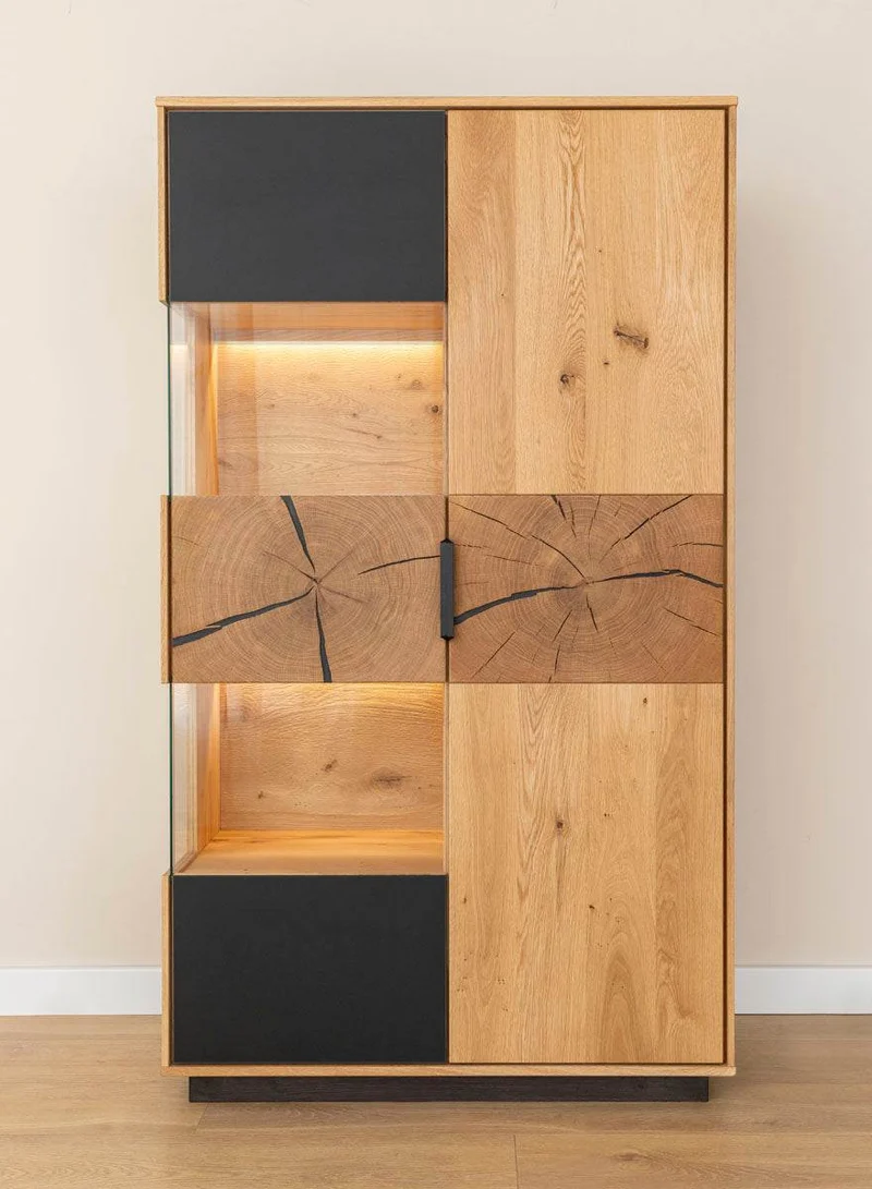 Beleuchtete Standvitrine aus massiver Eiche und Glas | Wohnzimmerschrank Tirano IV mit Rückwand in grober Holzstruktur