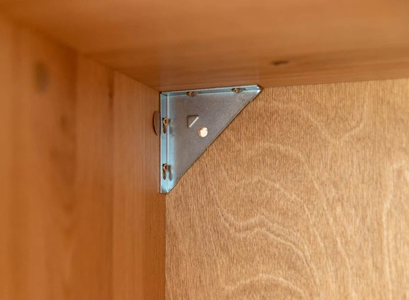 Beleuchtete Standvitrine aus massiver Eiche und Glas | Vitrine Tirano IV mit Rückwand in grober Holzstruktur