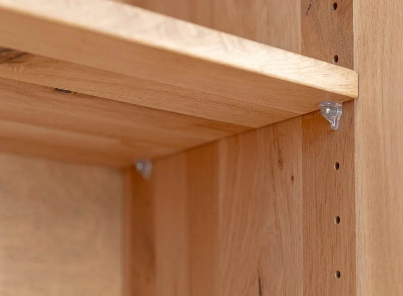 Beleuchtete Standvitrine aus massiver Eiche und Glas | Vitrine Tirano IV mit Rückwand in grober Holzstruktur